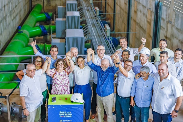 Lula exalta chegada de águas do São Francisco a milhares de pernambucanos