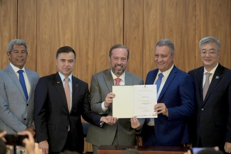 Governo Lula assina contratos de transmissão de energia com previsão de R$ 21,7 bilhões em investimentos