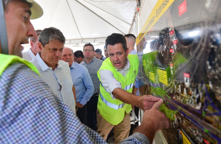 Governador vistoria obra de faixas adicionais e marginais na Castello 