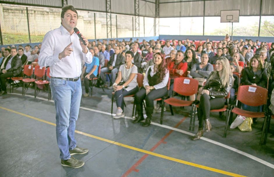 Elvis Cezar entrega mais 320 escrituras de imóveis em Parnaíba 