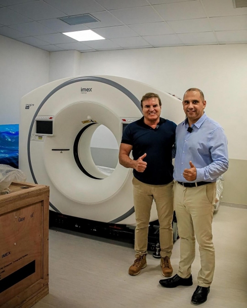Marcos Tonho vistoria instalação do tomógrafo no novo Hospital Municipal 