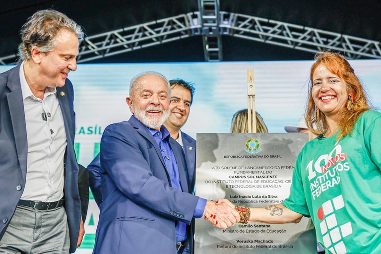 Lula participa da inauguração da pedra fundamental do campus Sol Nascente do IFB