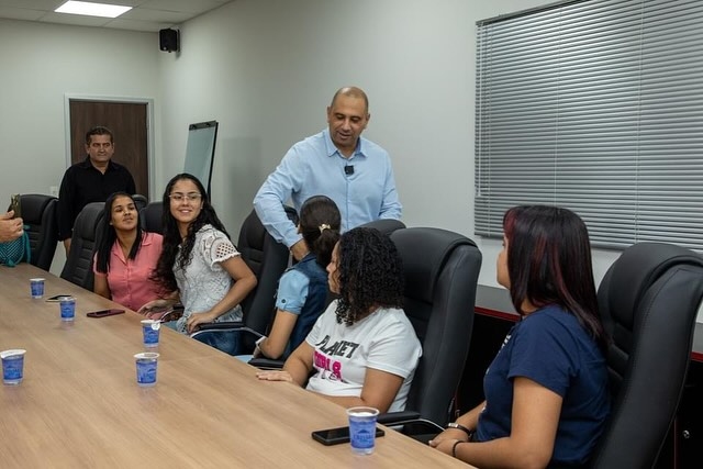 Marcos Tonho recebe alunos de Parnaíba que foram aprovados em renomadas faculdades