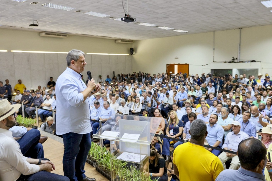Governador Tarcísio visita estandes e entrega títulos, poços profundos e tratores