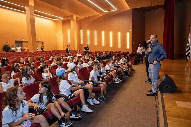 Prefeito Marcos Tonho recebe alunos da Escola Morumbi