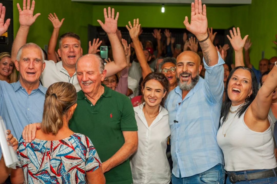 Beto Piteri e Bruna Furlan participam de reunião com os moradores do Pq. dos Camargos 