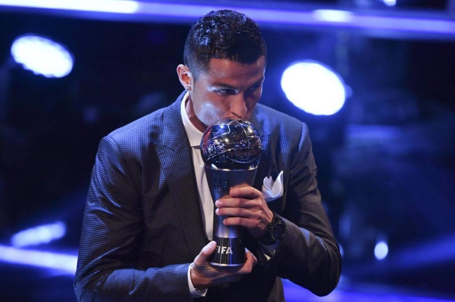 Cristiano Ronaldo é eleito melhor jogador do mundo e iguala Messi