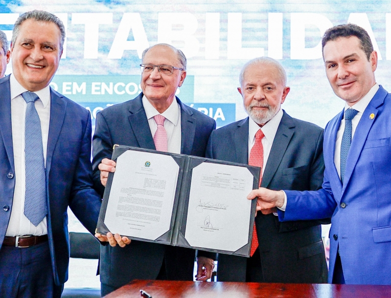 Governo Lula inicia entrega de 52 mil cestas de alimentos à população do RS