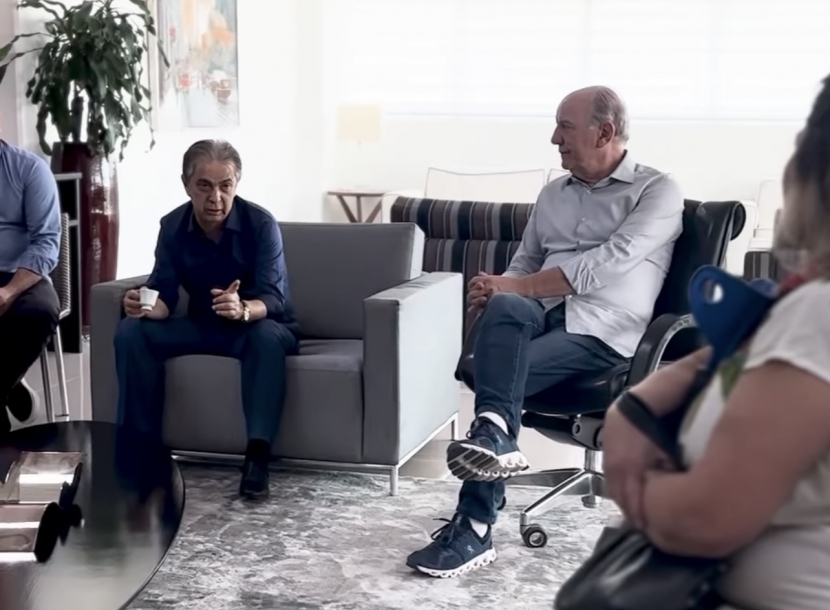 Furlan e Piteri entregam títulos de quitação de débitos para moradores de Barueri 