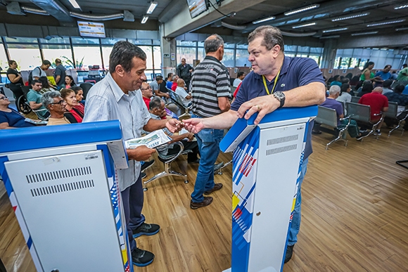 Santana de Parnaíba realiza entrega de escrituras para 104 moradores