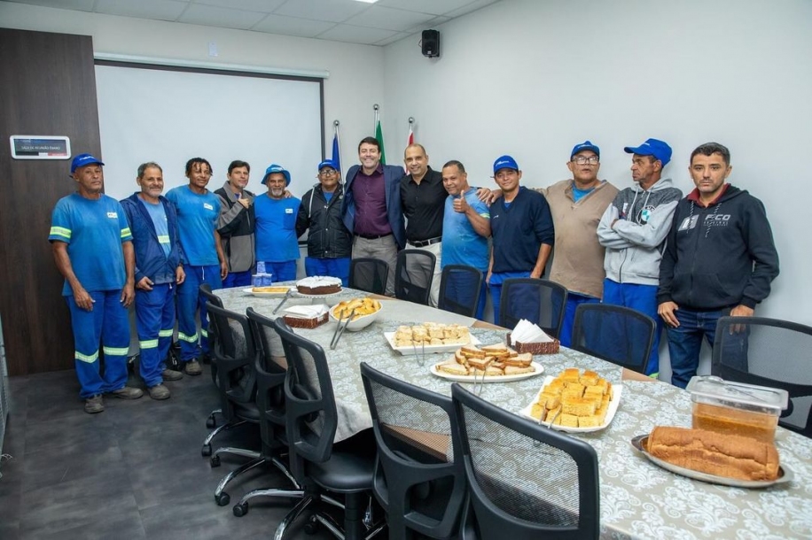 Marcos Tonho e Elvis Cezar promovem café da manhã em comemoração ao Dia do Gari