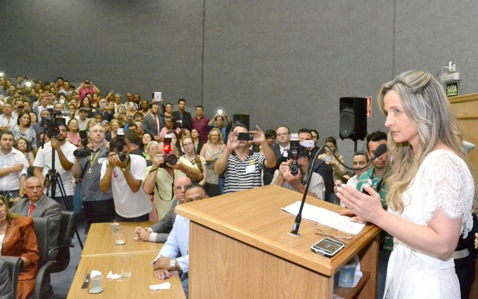 Justiça determina afastamento de Paula Ribas do cargo de prefeita