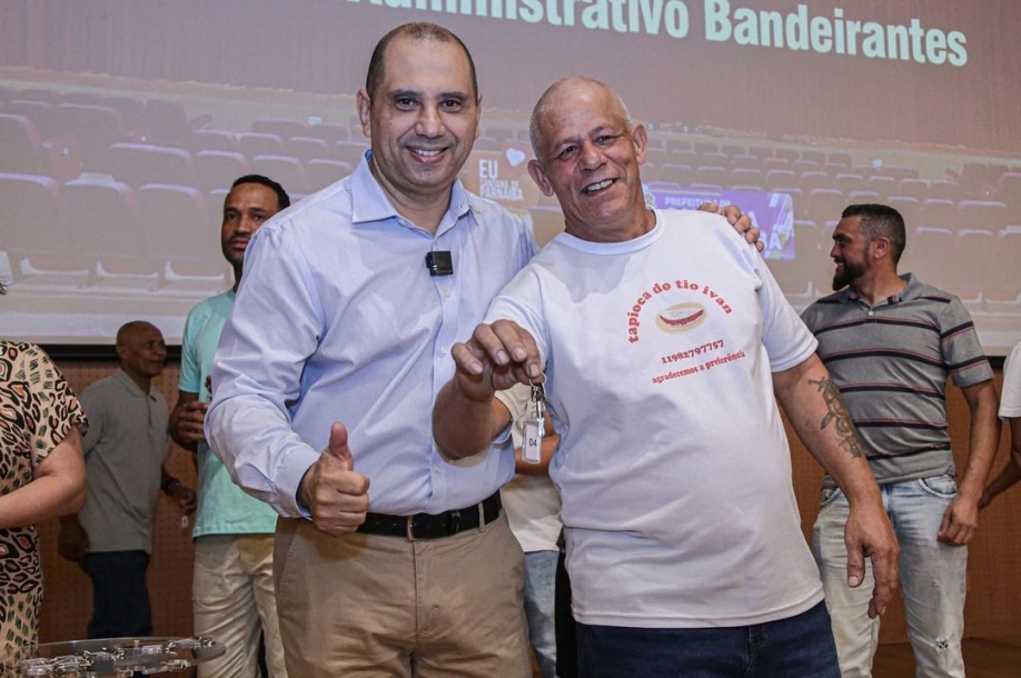 Marcos Tonho entrega chaves dos boxes da Praça do Trabalhador 