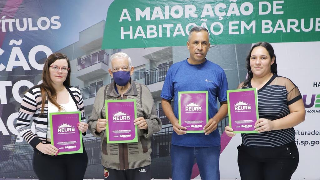Barueri entrega títulos de extinção e quitação de débitos para moradores do Aníbal Correa