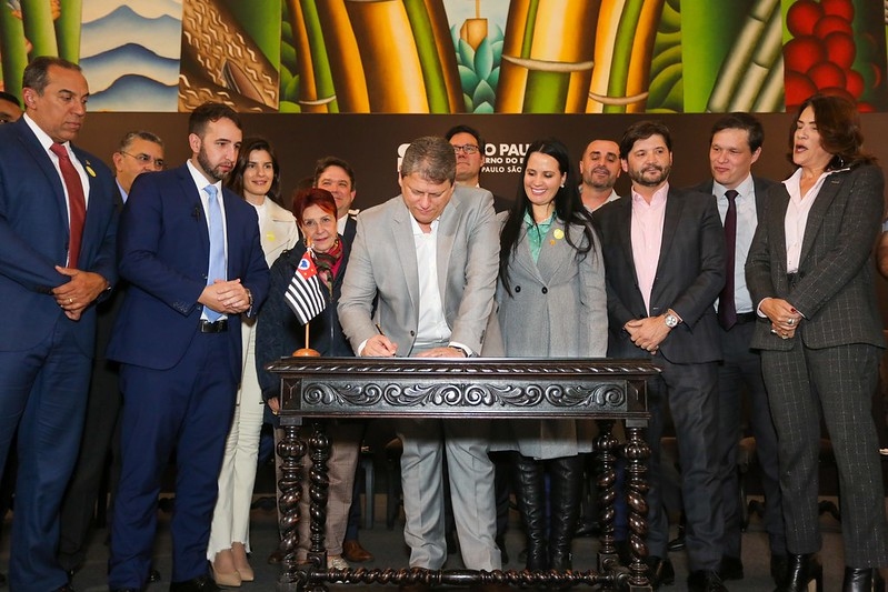 Governador Tarcísio sanciona lei que institui escolas cívico-militares em SP