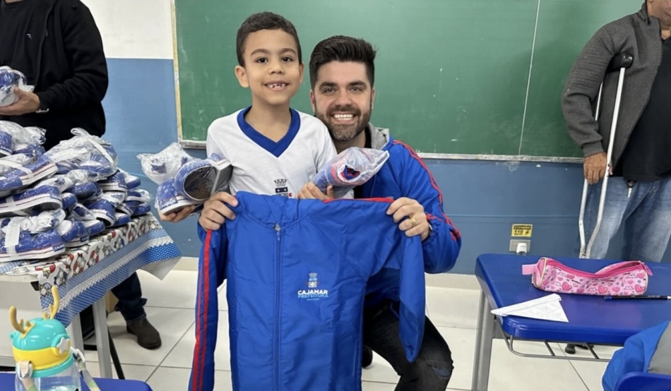 Danilo Joan entrega kit de uniformes de inverno para os alunos do Colégio do Futuro