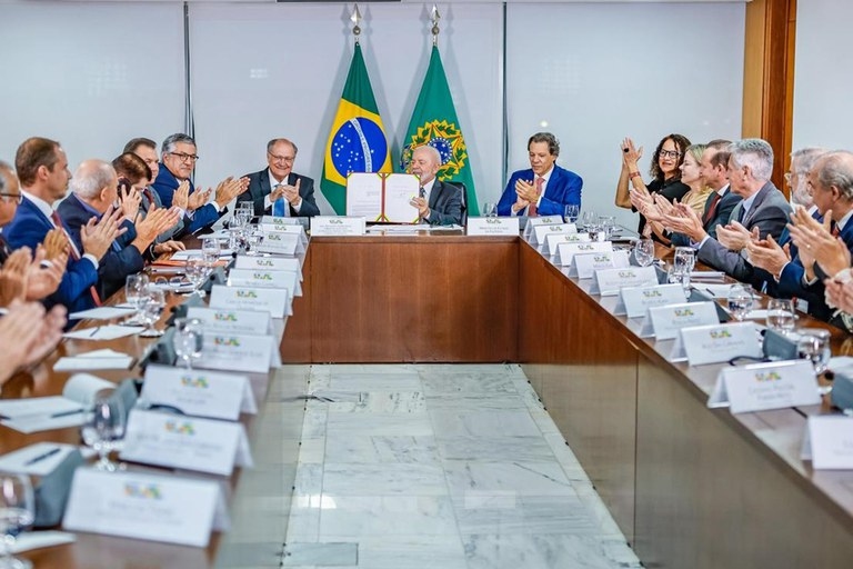 Presidente Lula sanciona lei para modernizar parque industrial brasileiro