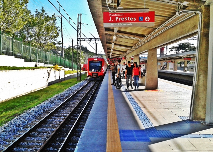 Estações de transporte público da CPTM ganham entradas USB 