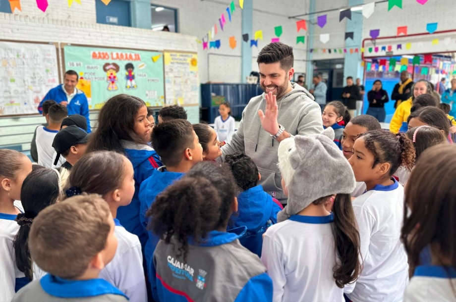 Danilo Joan entrega kits de uniformes de inverno para alunos do Colégio do Futuro