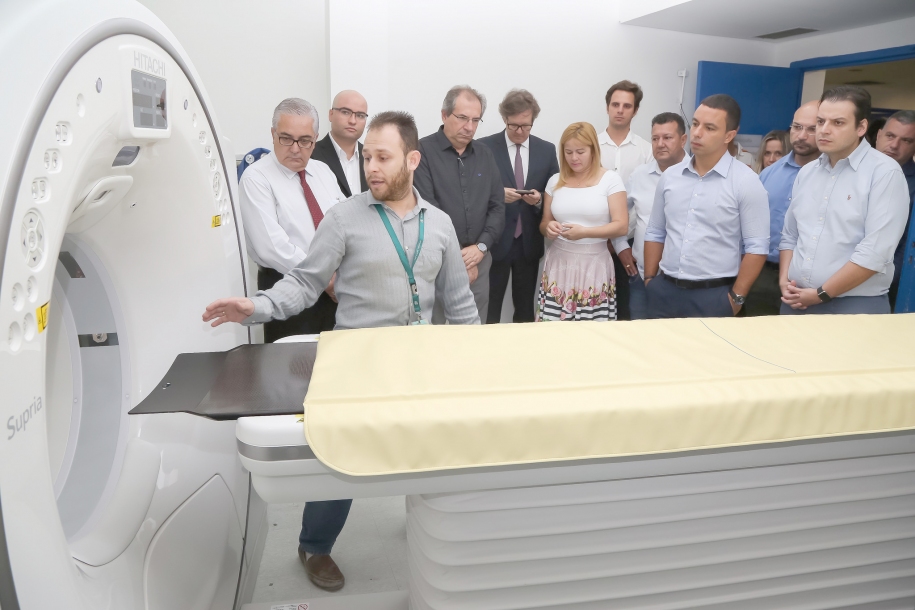 Rogério Lins entrega aparelho de Tomografia no Hospital Municipal