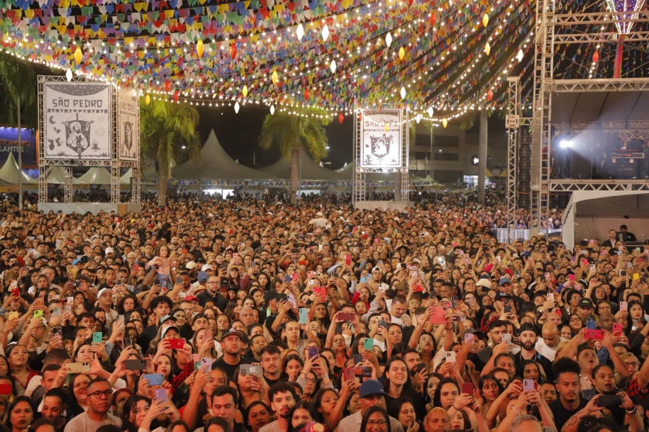 Léo Santana, É o Tchan, Michel Teló e Ferrugem e Rastapé no Arraiá de Barueri