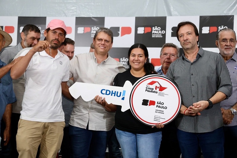 Governador Tarcísio entrega 279 imóveis e equipamento de saúde 