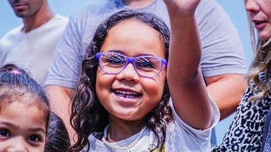 Santana de Parnaíba entrega mais de 170 óculos de grau para alunos da rede municipal 