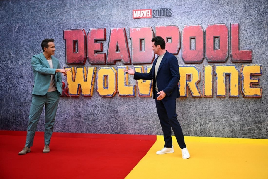 No Brasil, Ryan Reynolds, Hugh Jackman e Emma Corin comem pastel com cerveja