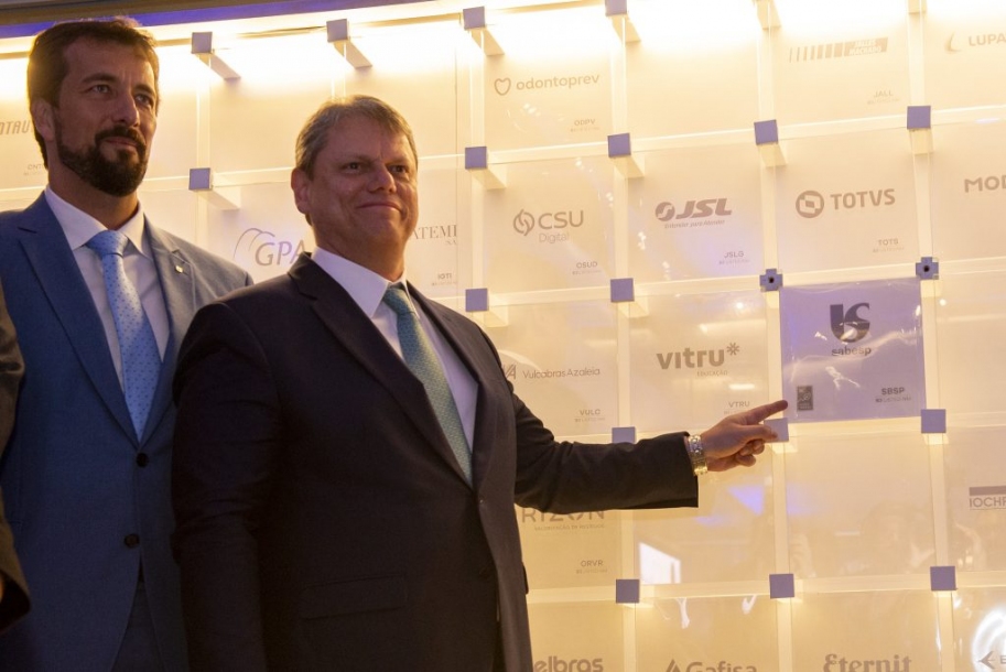 Tarcísio de Freitas conclui desestatização da Sabesp com recordes e benefícios imediatos