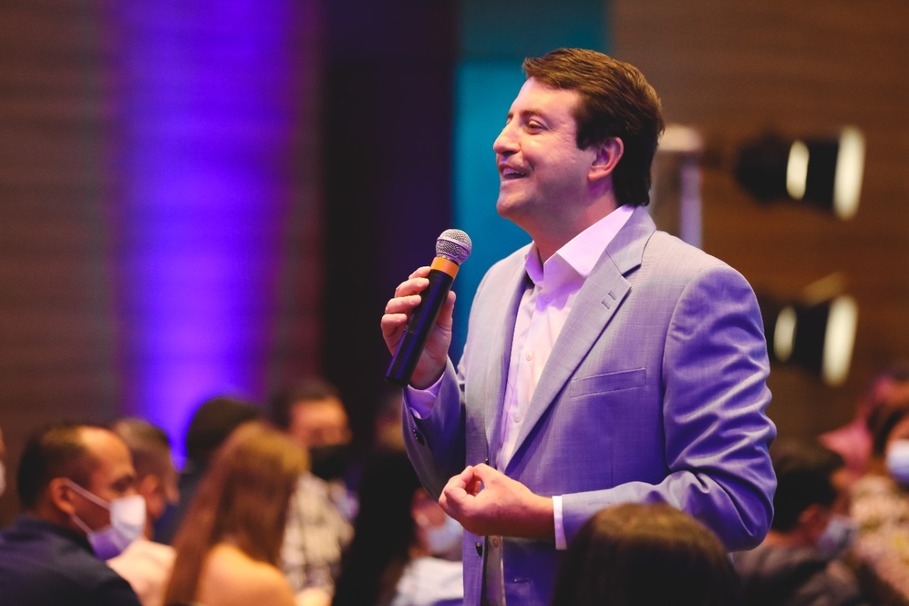 Elvis Cezar destaca modelo de Educação municipal em Santana de Parnaíba durante sua gestão 