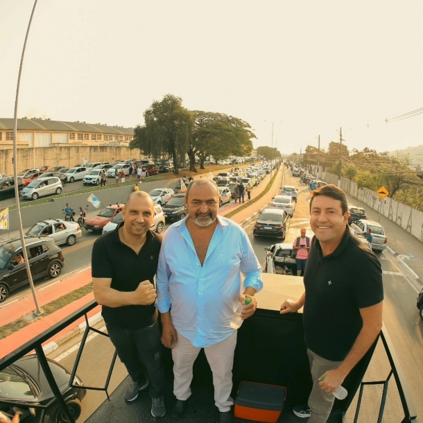 Elvis Cezar reúne mais de 2 mil carros durante carreta em Santana de Parnaíba