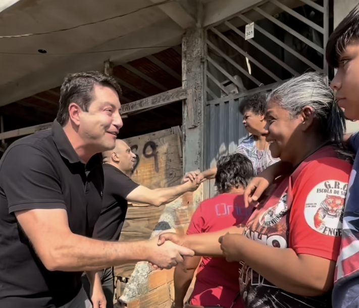 Evis Cezar inicia campanha com caminhada pelo bairro Refúgio dos Bandeirantes