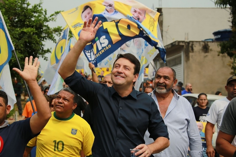 Elvis Cezar reforça compromisso com Santana de Parnaíba em caminhada com os moradores