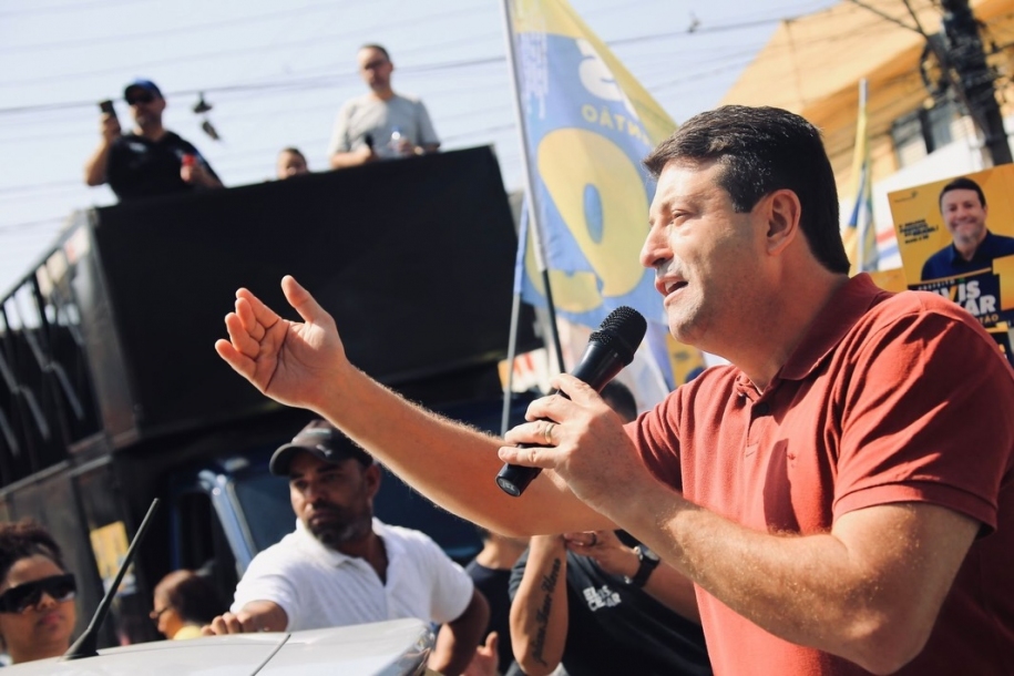 Elvis Cezar recebe apoio da comunidade em caminhada pelo bairro Parque Santana