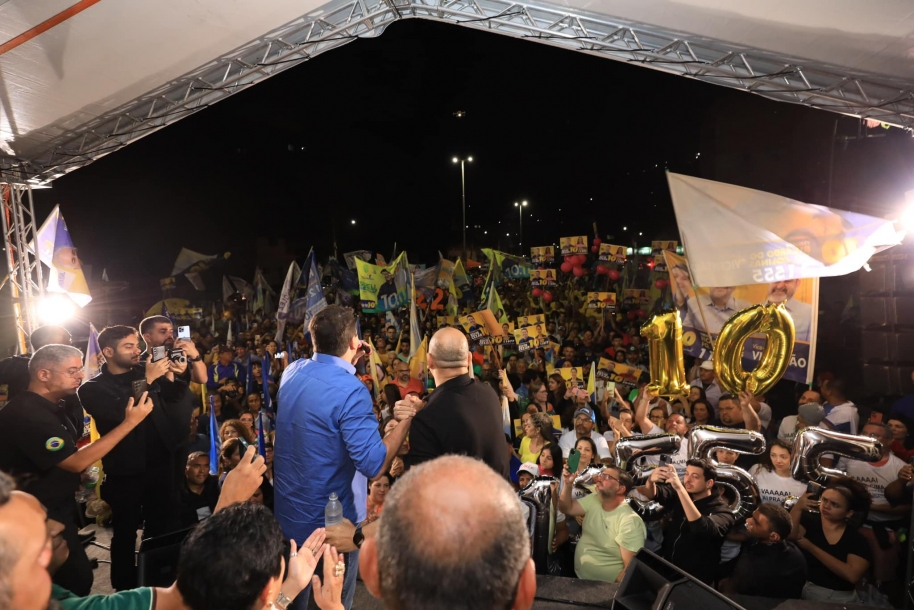 Comício no bairro Cidade São Pedro reúne milhares de pessoas 