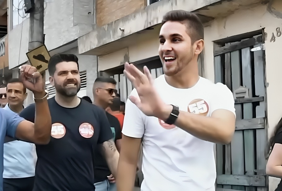 Danilo Joan e Kauãn Berto realizam caminhada no bairro Parque São Roberto