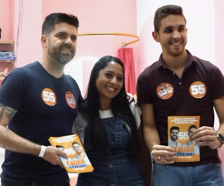 Danilo Joan e Kauãn Berto conversam com moradores durante caminhada em Jordanésia 