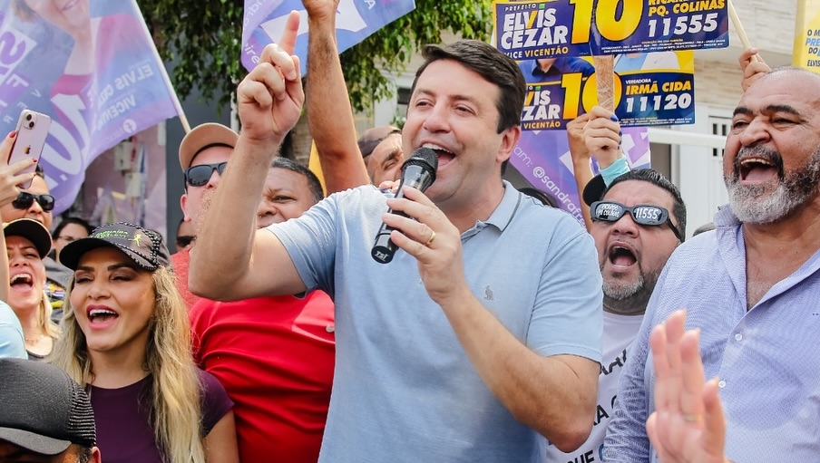 Elvis Cezar recebe apoio dos moradores em caminhada pelo bairro Colinas da Anhanguera