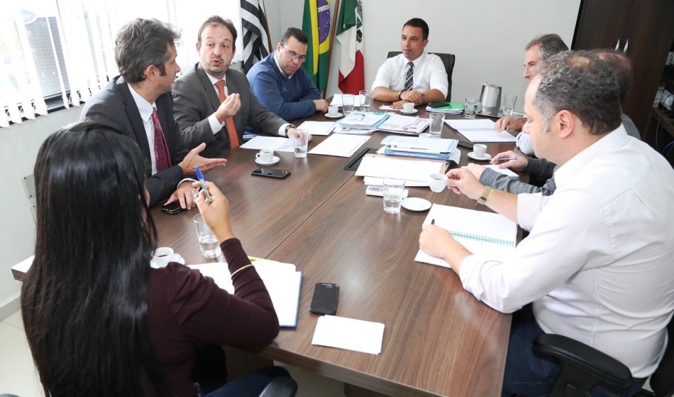 Rogério Lins muda gestão com expediente nas secretarias