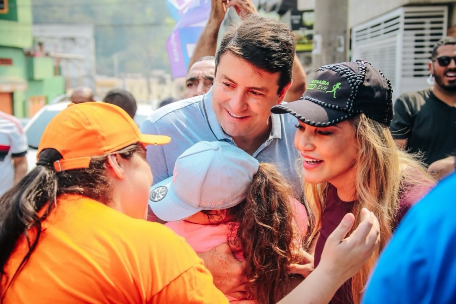 Elvis Cezar recebe grande apoio em caminhada no Colinas da Anhanguera