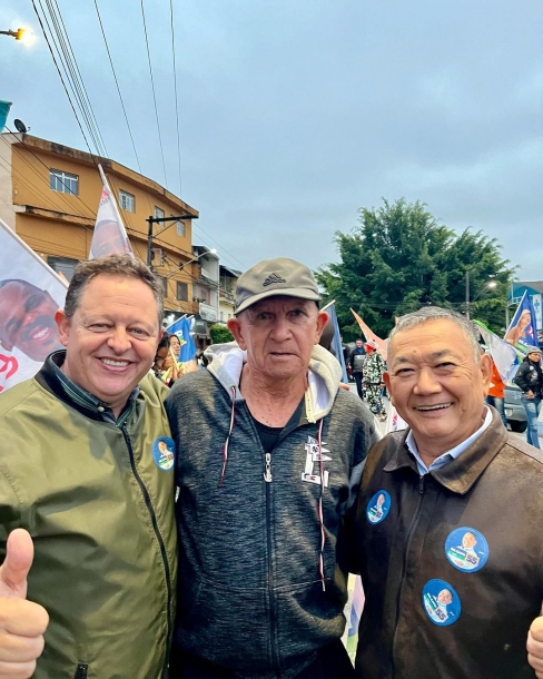 Doutor Sato apresenta novos projetos para Jandira durante caminhada