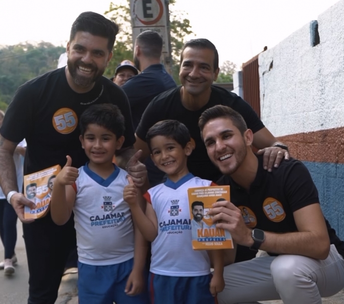 Danilo Joan e Kauãn Berto conversam com munícipes durante caminhada no Ponunduva
