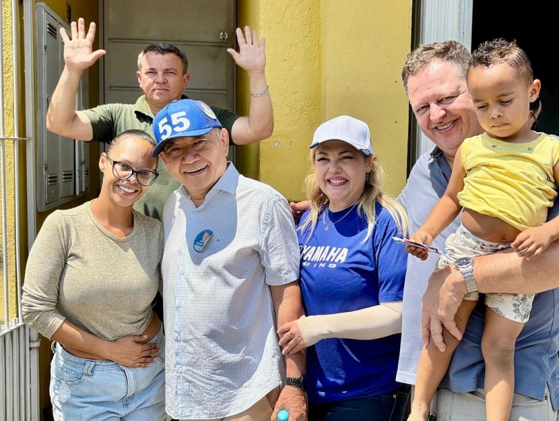 Doutor Sato reafirma compromisso com moradores durante caminhada em Jandira 