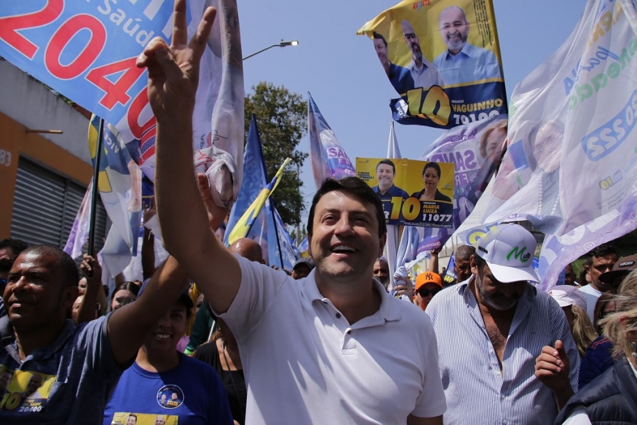 Elvis Cezar recebe apoio dos moradores em caminhada pelo bairro Cidade São Pedro