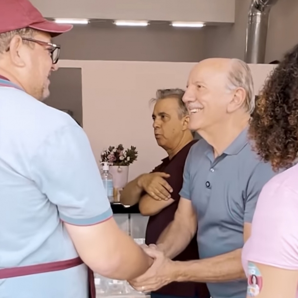 Furlan e Piteri realizam caminhada na Aldeia de Barueri e recebem apoio dos munícipes