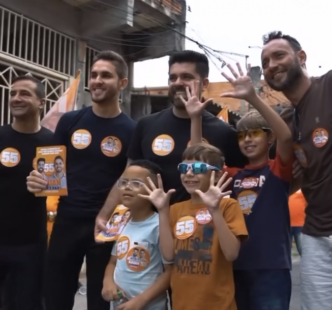 Danilo Joan e Kauãn Berto conversam com munícipes durante caminhada no Panorama