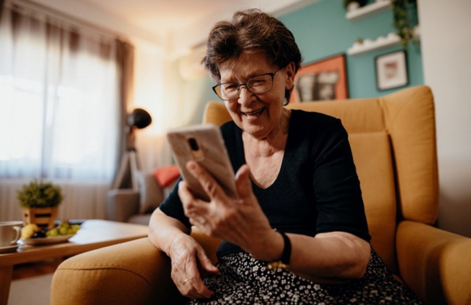 Governo lança repositório de educação digital e midiática para idosos