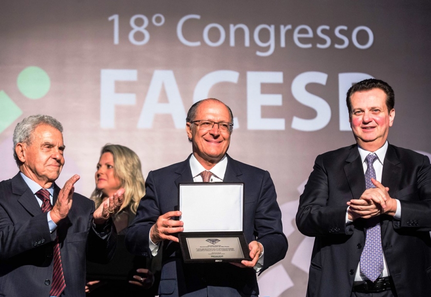 Em Atibaia, Alckmin visita encontro das Associações Comerciais 