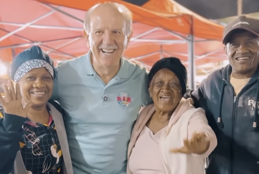 Beto Piteri realiza caminhada na Feira Noturna de Barueri