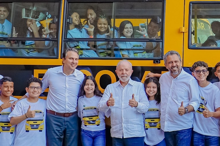 Presidente Lula entrega 113 novos ônibus escolares 